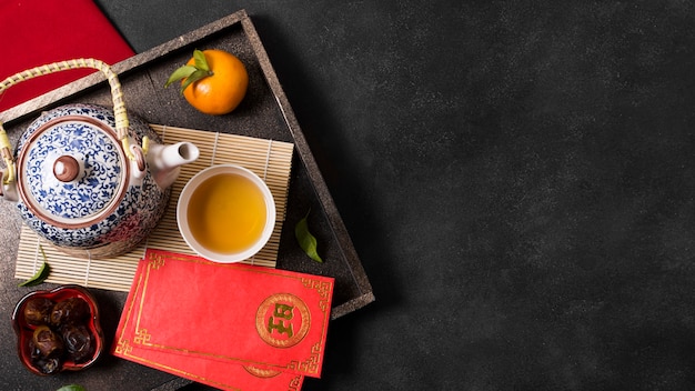 Bezpłatne zdjęcie koncepcja chińskiego nowego roku z dzbanek do herbaty