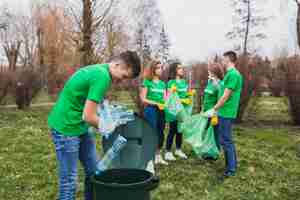 Bezpłatne zdjęcie koncepcja eco z grupą wolontariuszy