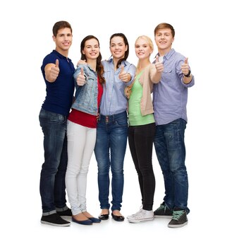 Koncepcja edukacji i ludzi - grupa uśmiechniętych studentów stojących i pokazujących kciuki w górę