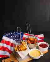 Bezpłatne zdjęcie koncepcja fast food z amerykańską flagą