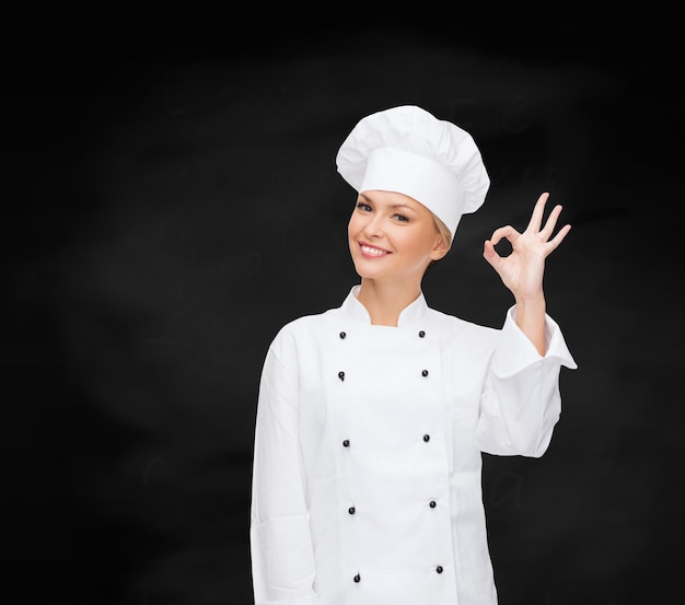 Koncepcja Gotowania, Gestu I Jedzenia - Uśmiechnięta Szefowa Kuchni Pokazująca Znak Ręki Ok Premium Zdjęcia