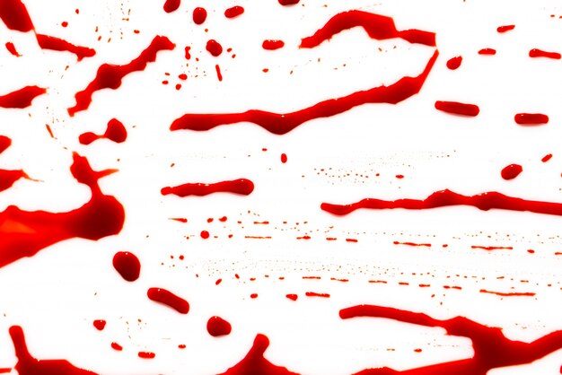 Koncepcja Halloween: rozpryski krwi na białym tle.