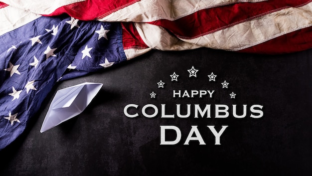 Koncepcja happy columbus day vintage amerykańska flaga z papierową łodzią z tekstem