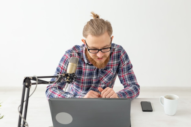 Koncepcja hosta radiowego - przystojny mężczyzna pracujący jako prezenter radiowy w stacji radiowej