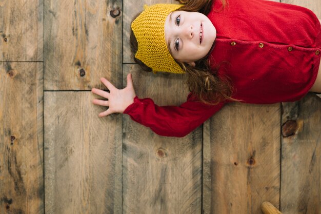 Koncepcja jesienią z dziewczyną na drewnianej podłodze