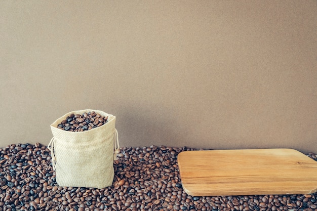 Bezpłatne zdjęcie koncepcja kawy z drewnianą deską
