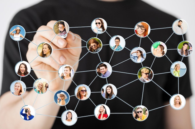 Koncepcja komunikacji i sieci - zbliżenie mężczyzny rysującego sieć społecznościową na wirtualnym ekranie