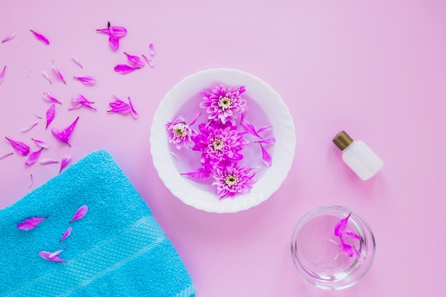Bezpłatne zdjęcie koncepcja kwiatowy uroda z ręcznikiem i miską kwiatów