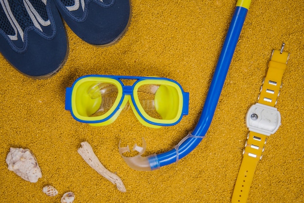 Bezpłatne zdjęcie koncepcja letni z okularami i snorkeling