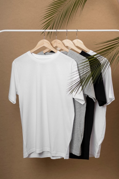 Bezpłatne zdjęcie koncepcja makiety koszuli z prostą odzieżą