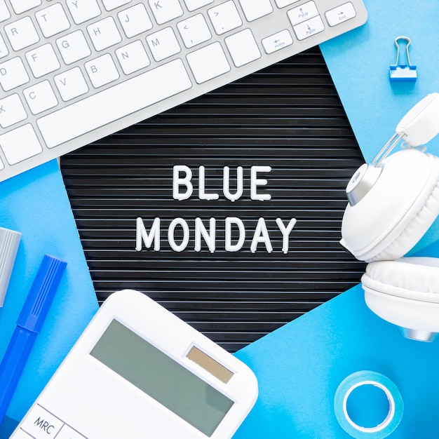 Koncepcja niebieski poniedziałek z klawiaturą