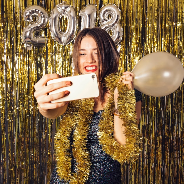 Koncepcja nowego roku z radosna dziewczyna biorąc selfie