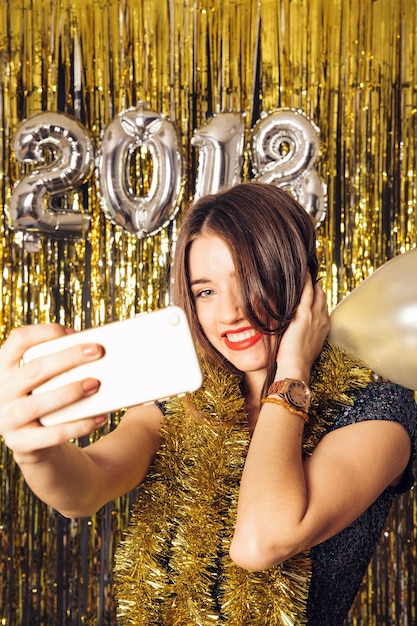 Koncepcja nowego roku z szczęśliwa dziewczyna biorąc selfie