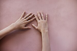 Bezpłatne zdjęcie koncepcja pięknych i wrażliwych dłoni