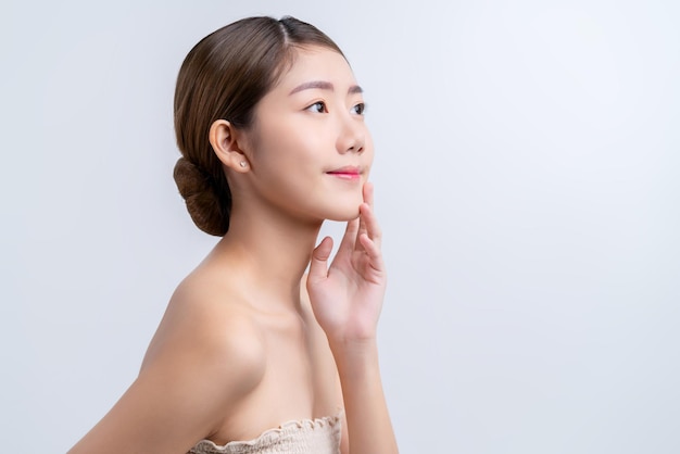 Koncepcja pielęgnacji skóry i makijażu piękna azjatycka kobieta ze zdrową skórą twarzy z bliska portret studio strzał