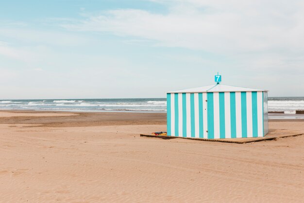 Bezpłatne zdjęcie koncepcja plaży z budynku