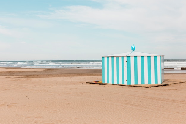 Koncepcja plaży z budynku