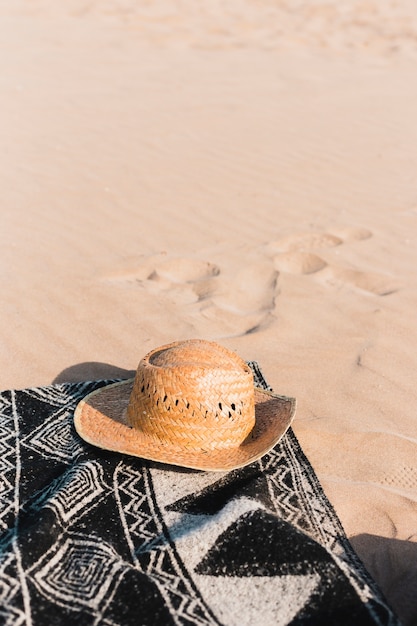 Bezpłatne zdjęcie koncepcja plaży z kapeluszem na ręcznik