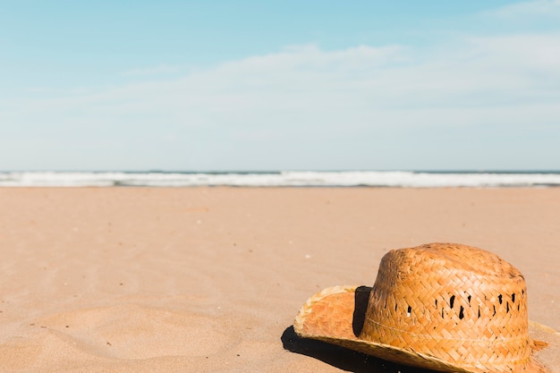 Bezpłatne zdjęcie koncepcja plaży z kapeluszem