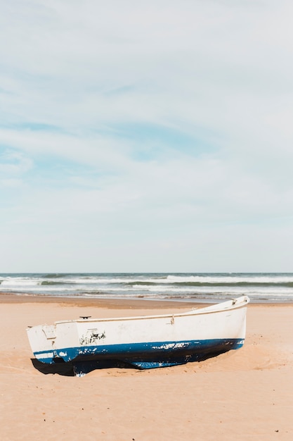 Koncepcja plaży z łodzi