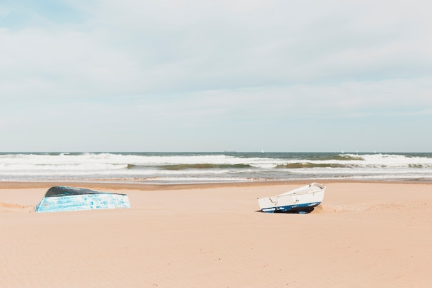 Koncepcja plaży z łodzi