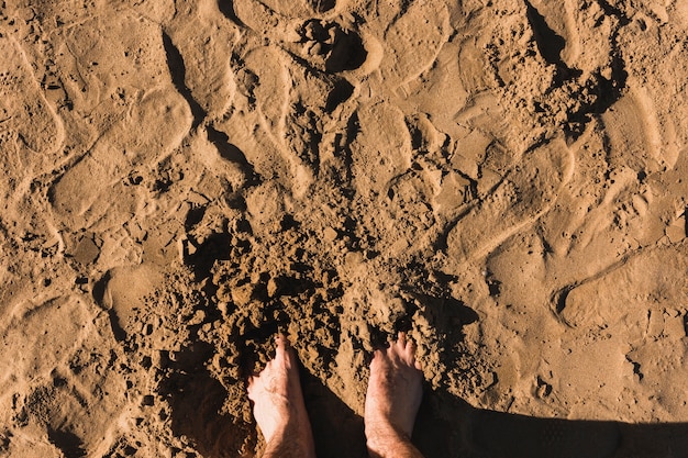 Koncepcja plaży z stóp w piasku