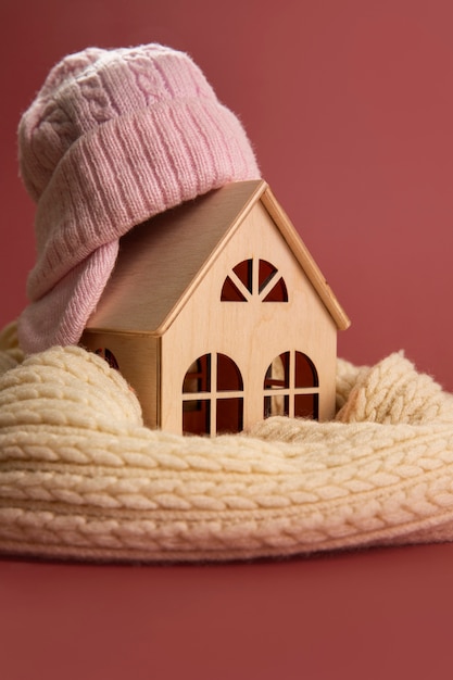 Bezpłatne zdjęcie koncepcja przytulnego domu z drewnianym domkiem z zabawkami