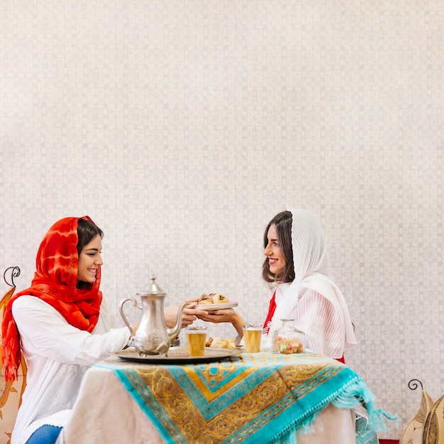 Bezpłatne zdjęcie koncepcja ramadan z jedzeniem i té