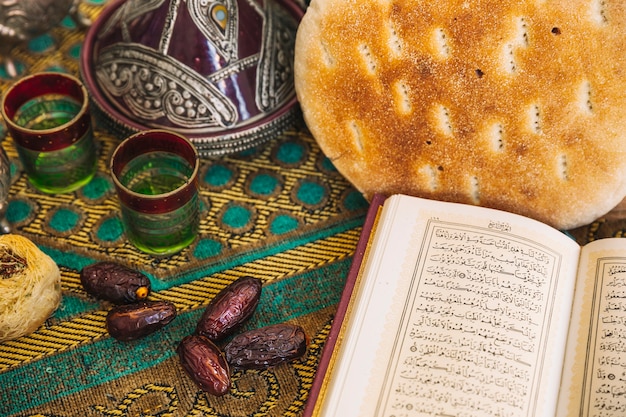 Bezpłatne zdjęcie koncepcja ramadan z zestawem herbaty i koran