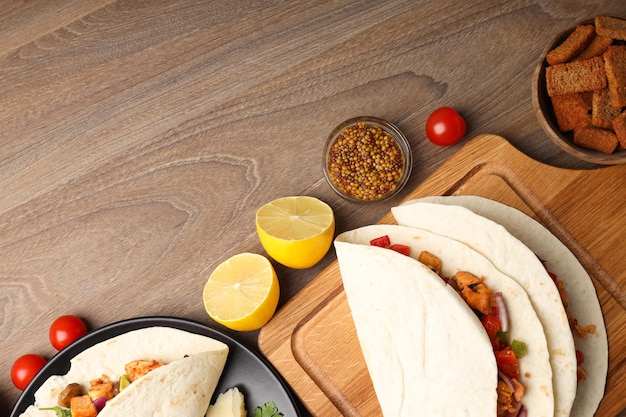 Koncepcja smacznego jedzenia z taco na drewnianym tle