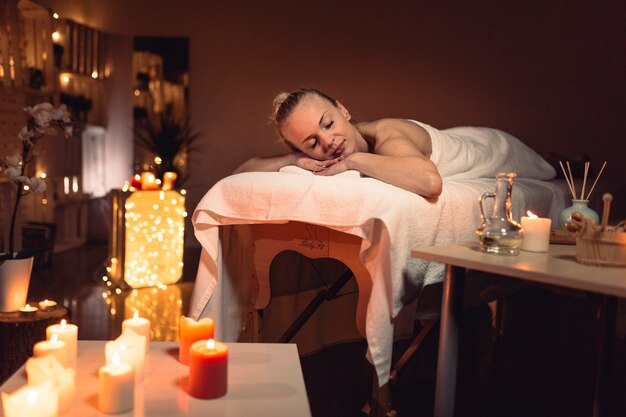 Koncepcja spa i masażu z kobietą