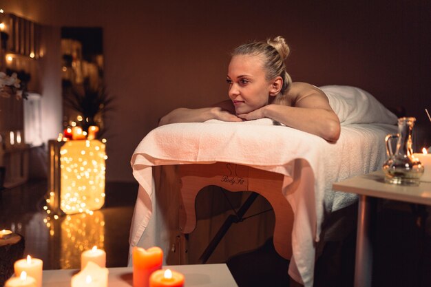Koncepcja spa i masażu z kobietą