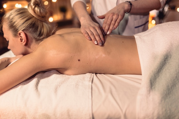 Koncepcja spa z kobietą