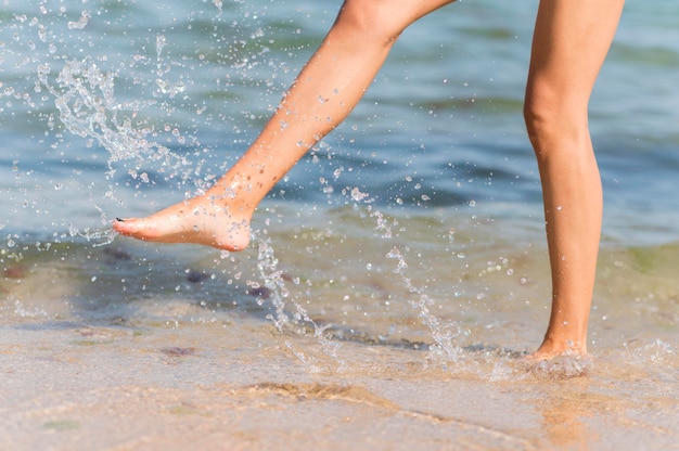 Bezpłatne zdjęcie koncepcja stylu życia pięknej plaży