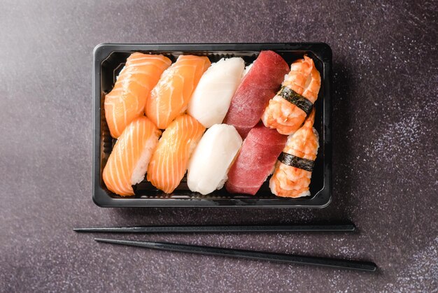 Koncepcja sushi na wynos. pudełko na wynos z sushi