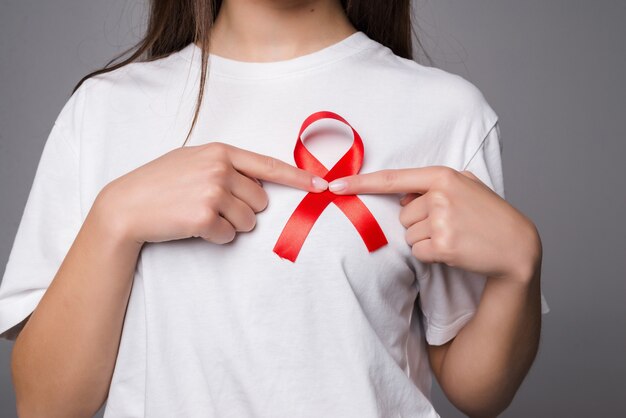 Koncepcja Światowego Dnia Raka Piersi, opieka zdrowotna - kobieta nosiła białą koszulkę z różową wstążką dla świadomości, symboliczne podniesienie koloru łuku u osób chorych na raka piersi u kobiet