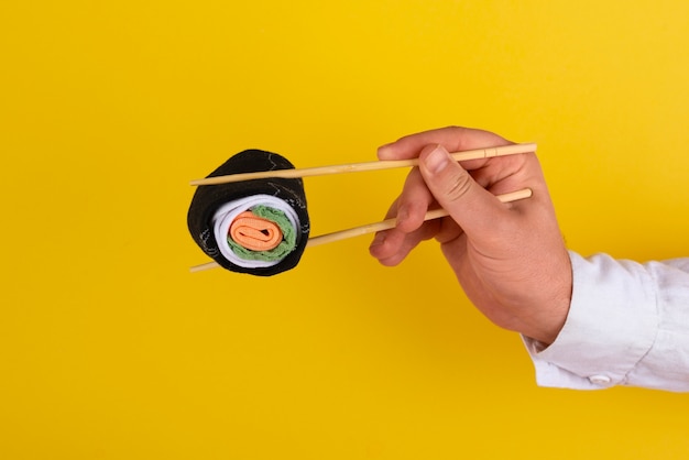 Bezpłatne zdjęcie koncepcja szybkiej mody z materiałami i tekstyliami przebranymi za rolki sushi