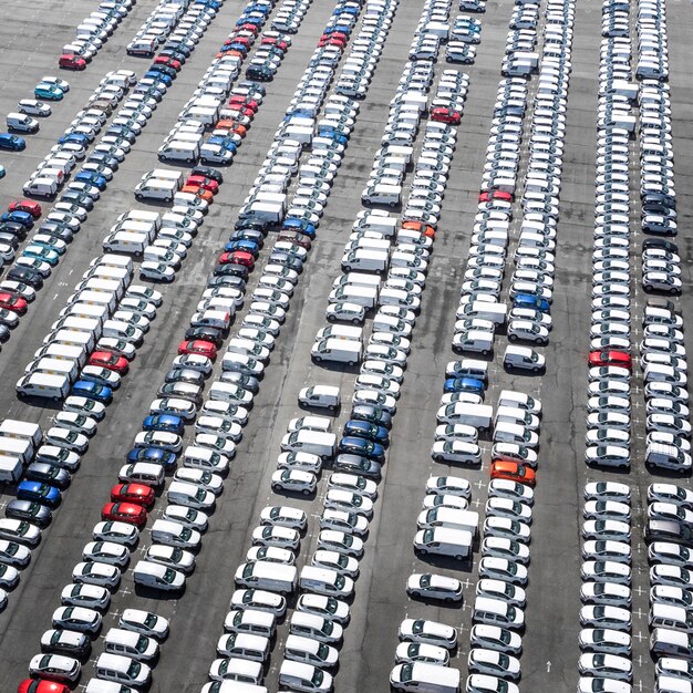 Koncepcja transportu z zaparkowanymi pojazdami