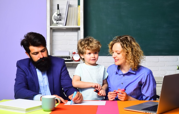Koncepcja uczenia się i edukacji młody szczęśliwy rodzinny matematyka razem ładny uczeń i jego ojciec