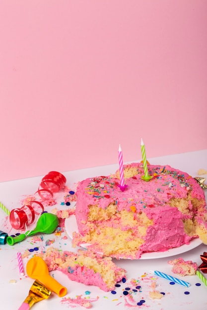 Koncepcja urodzinowa z wysokim kątem z ciastem