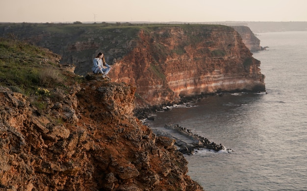 Koncepcja Wanderlust z młodą kobietą z przyrodą wokół niej