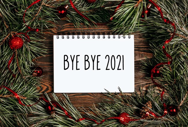 Koncepcja wesołych świąt i wesołego nowego roku z tekstem bye bye 2021