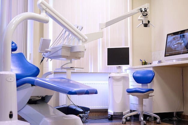 Koncepcja wnętrza nowego biura nowoczesnej kliniki dentystycznej. Sprzęt stomatologiczny.