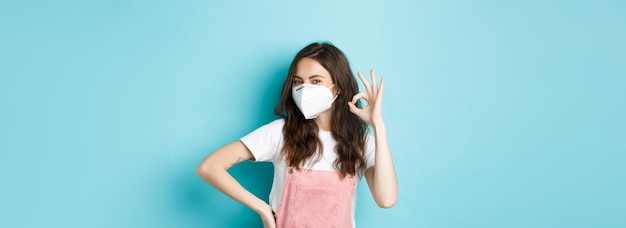 Koncepcja zdrowia Covid i pandemii bardzo dobra młoda wspierająca kobieta nosząca respirator medyczny i sh