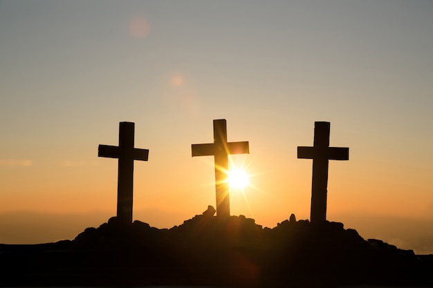 Koncepcja zmartwychwstania: Ukrzyżowanie Krzyża Jezusa Chrystusa o zachodzie słońca