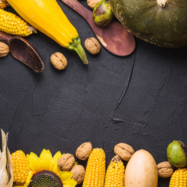 Koncepcja żywności jesienią z kukurydzy i przestrzeni w środku