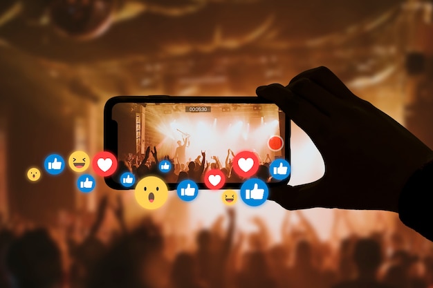 Koncert na żywo w mediach społecznościowych z reakcjami publiczności