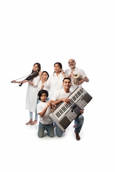 Koncert sześcioosobowej rodziny indyjskiej grającej na instrumentach muzycznych w grupie i śpiewającej starszej kobiety, stojącej na białym tle