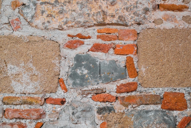 Bezpłatne zdjęcie konstrukcja ściany starego domu z dzikiego kamienia i cegły pomysł na tło lub kadrowanie przestrzeni