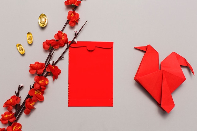 Bezpłatne zdjęcie koperta między kwitnącą gałąź i origami